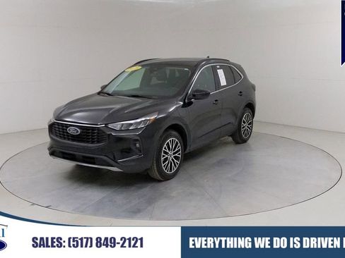 Certified 2025 Ford Escape SE w/ Class II Trailer Tow Package FWD image 1