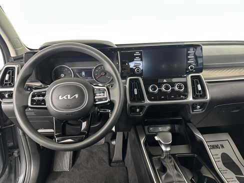 Used 2023 Kia Sorento LX image 3