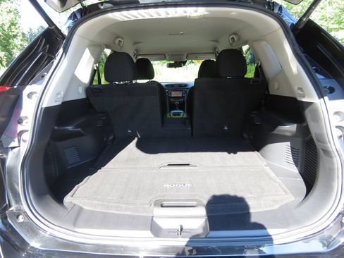 Used 2019 Nissan Rogue SV w/ Premium Package AWD/4WD image 17