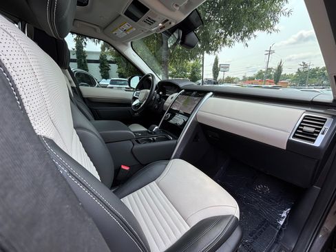 Used 2025 Land Rover Discovery Metropolitan Edition AWD/4WD image 13