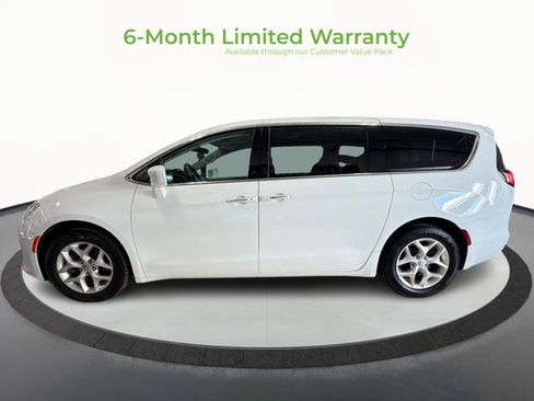 Used 2020 Chrysler Pacifica Touring w/ Tire & Wheel Group image 4