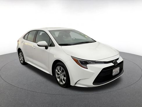 Used 2025 Toyota Corolla LE image 3