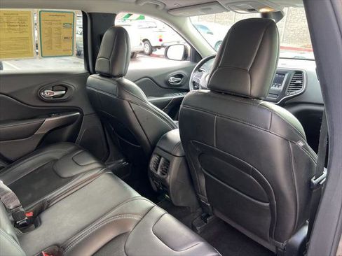 Certified 2019 Jeep Cherokee Latitude Plus w/ Comfort/Convenience Group image 24