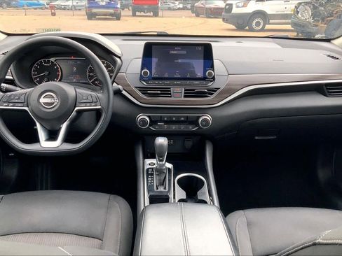 Used 2024 Nissan Altima 2.5 SV image 15