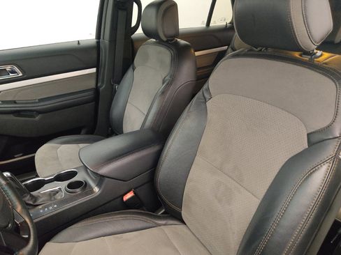 Used 2017 Ford Explorer XLT w/ Equipment Group 202A FWD image 17