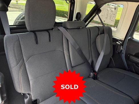 Used 2025 Jeep Wrangler Unlimited Sahara AWD/4WD image 36