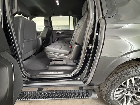 Used 2025 Chevrolet Suburban Z71 image 24