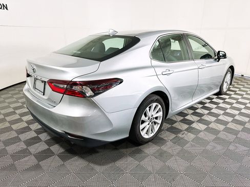 Used 2021 Toyota Camry LE image 3