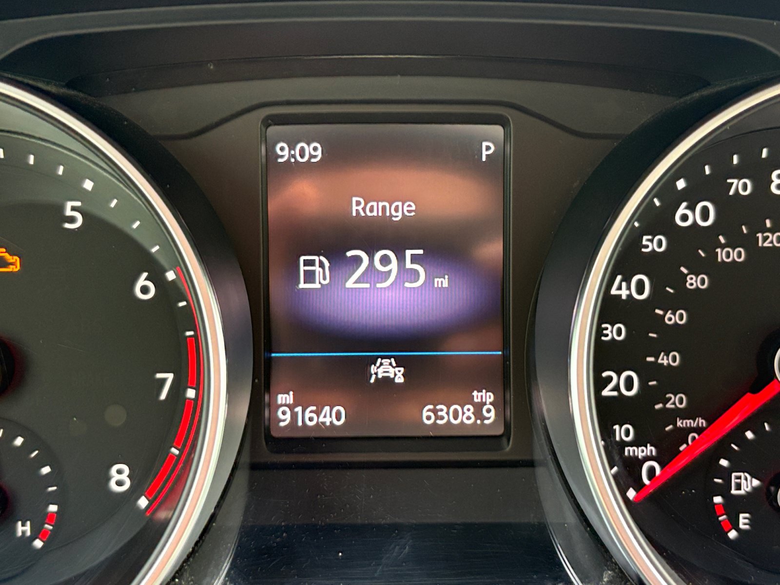 Used 2020 Volkswagen Tiguan SE R-Line FWD image 2