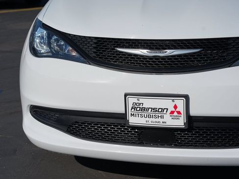 Used 2021 Chrysler Voyager L FWD image 9