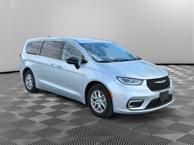 Used 2024 Chrysler Pacifica Touring-L FWD image 7