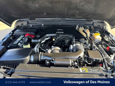 Used 2018 Jeep Wrangler Unlimited Sahara AWD/4WD image 10