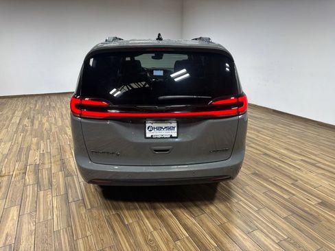 Used 2025 Chrysler Pacifica Limited FWD image 22