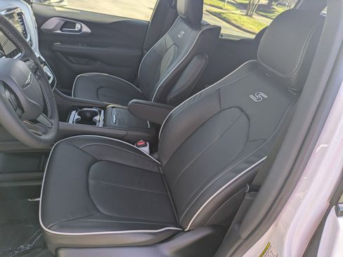 New 2026 Chrysler Pacifica Limited image 19