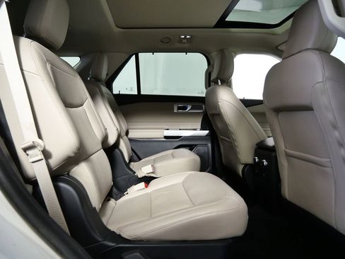 Used 2022 Ford Explorer Limited w/ Equipment Group 301A AWD/4WD image 13