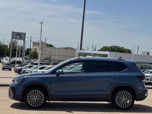 New 2025 Volkswagen Taos SE FWD image 8