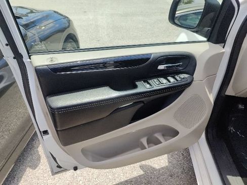 Used 2016 Dodge Grand Caravan SXT FWD image 27