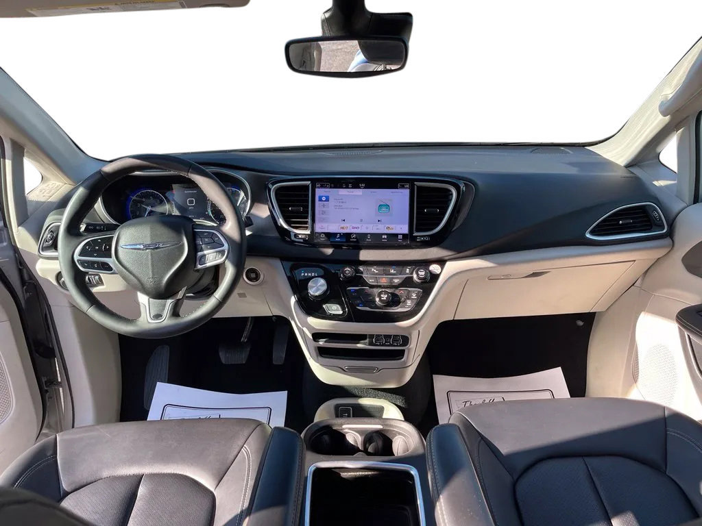 Used 2024 Chrysler Pacifica Touring-L FWD image 32
