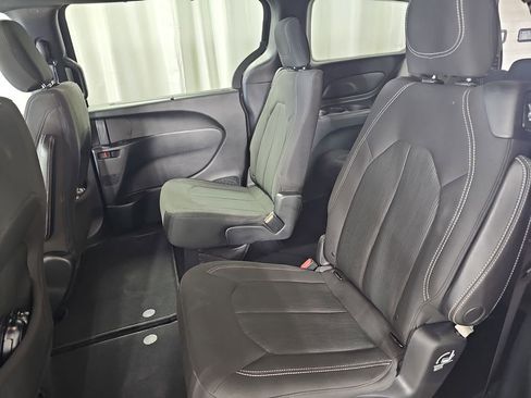 Used 2018 Chrysler Pacifica Touring Plus w/ S Appearance Package image 19