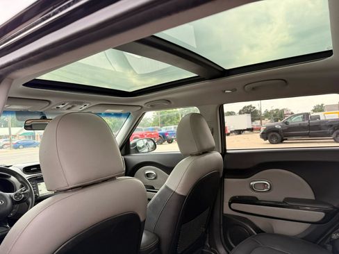 Used 2016 Kia Soul + w/ Primo Package FWD image 37