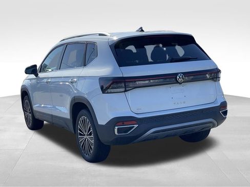 Certified 2025 Volkswagen Taos SE w/ Panoramic Sunroof Package image 5