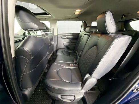 Used 2023 Toyota Highlander XLE image 23