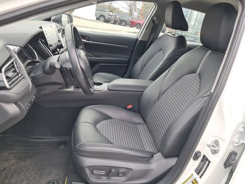 Used 2024 Toyota Camry SE image 11