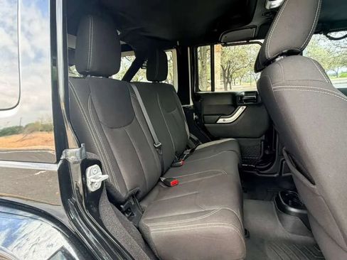 Used 2017 Jeep Wrangler Unlimited Sahara w/ Connectivity Group image 28