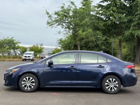 Used 2022 Toyota Corolla LE FWD image 2