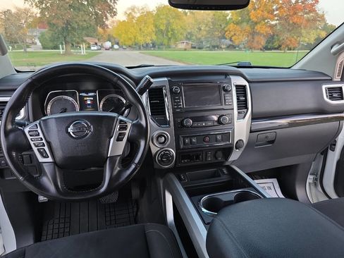 Used 2016 Nissan Titan SV image 12