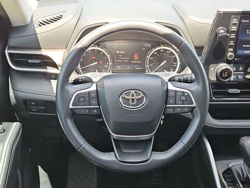 Used 2022 Toyota Highlander XLE FWD image 22