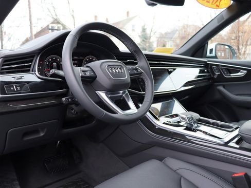 Used 2025 Audi Q8 Prestige w/ Prestige Package image 11