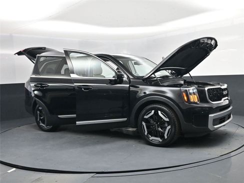 Used 2024 Kia Telluride EX image 2