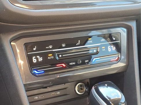 Used 2024 Volkswagen Tiguan SE image 8