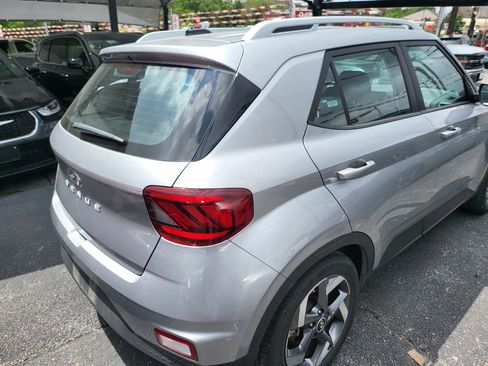 Used 2025 Hyundai Venue SEL FWD image 8