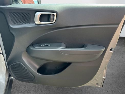 Used 2025 Hyundai Venue SEL image 21