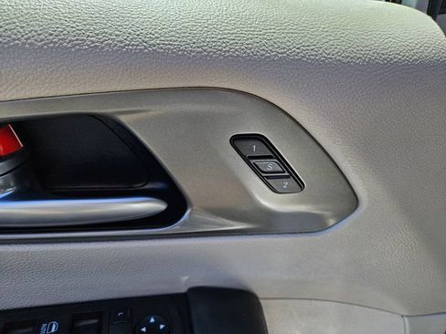 Used 2024 Chrysler Pacifica Touring-L FWD image 20