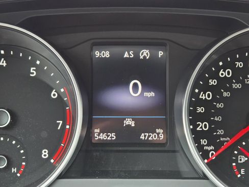 Used 2021 Volkswagen Tiguan SE image 11