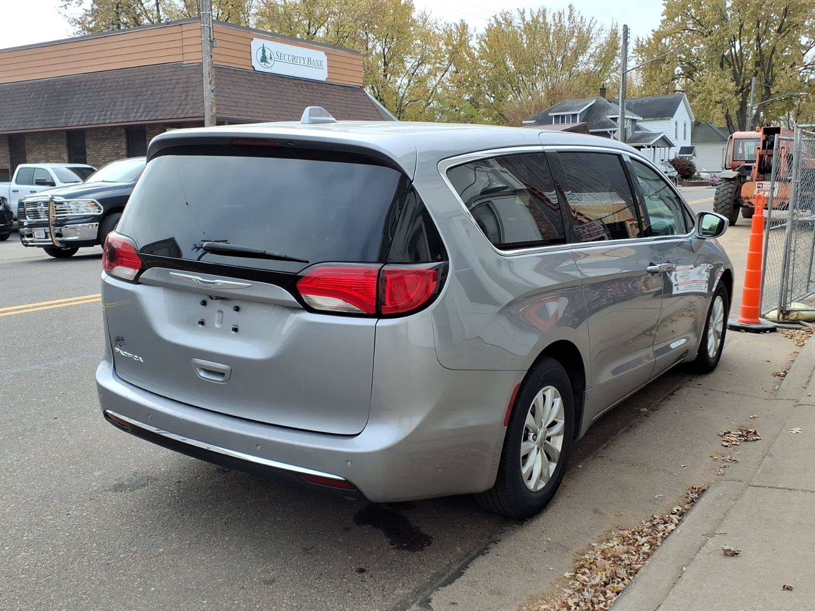 Used 2019 Chrysler Pacifica Touring Plus w/ Cold Weather Group FWD image 6