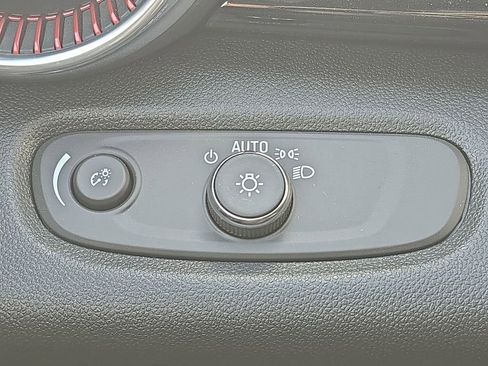 Certified 2025 Chevrolet Trax RS w/ Sunroof Package image 18