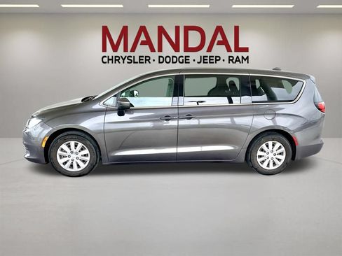 Used 2020 Chrysler Voyager L FWD image 8