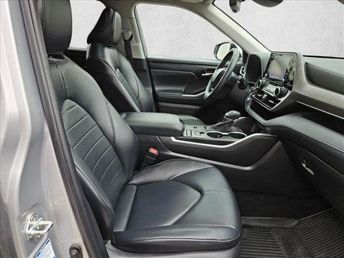 Used 2022 Toyota Highlander XLE AWD/4WD image 18