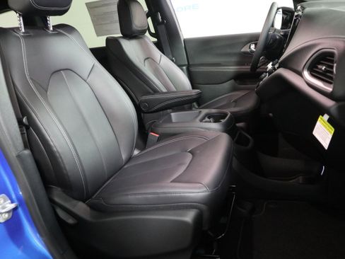 New 2026 Chrysler Pacifica Select image 20