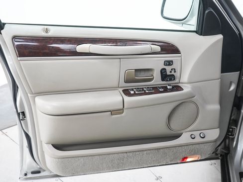 Used 2006 Lincoln Town Car Signature Limited RWD image 16