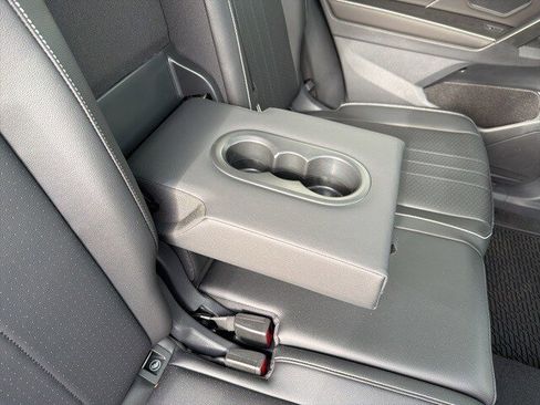 Used 2024 Volkswagen Tiguan SE image 46