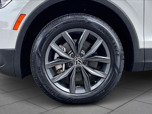 Certified 2022 Volkswagen Tiguan SE image 11