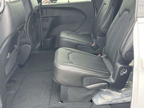 New 2026 Chrysler Pacifica Select FWD image 12