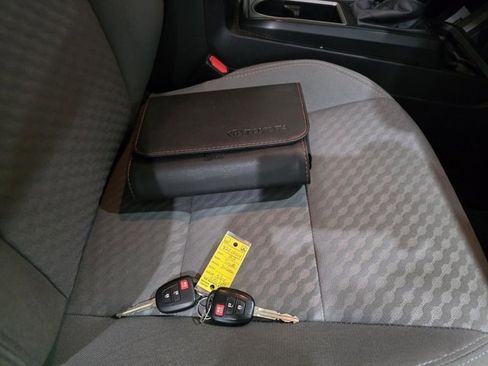 Used 2022 Toyota Tacoma SR image 9