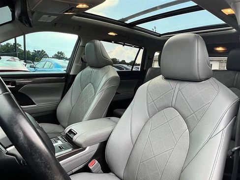 Used 2021 Toyota Highlander Platinum FWD image 14