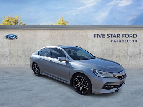 Used 2017 Honda Accord Touring image 2